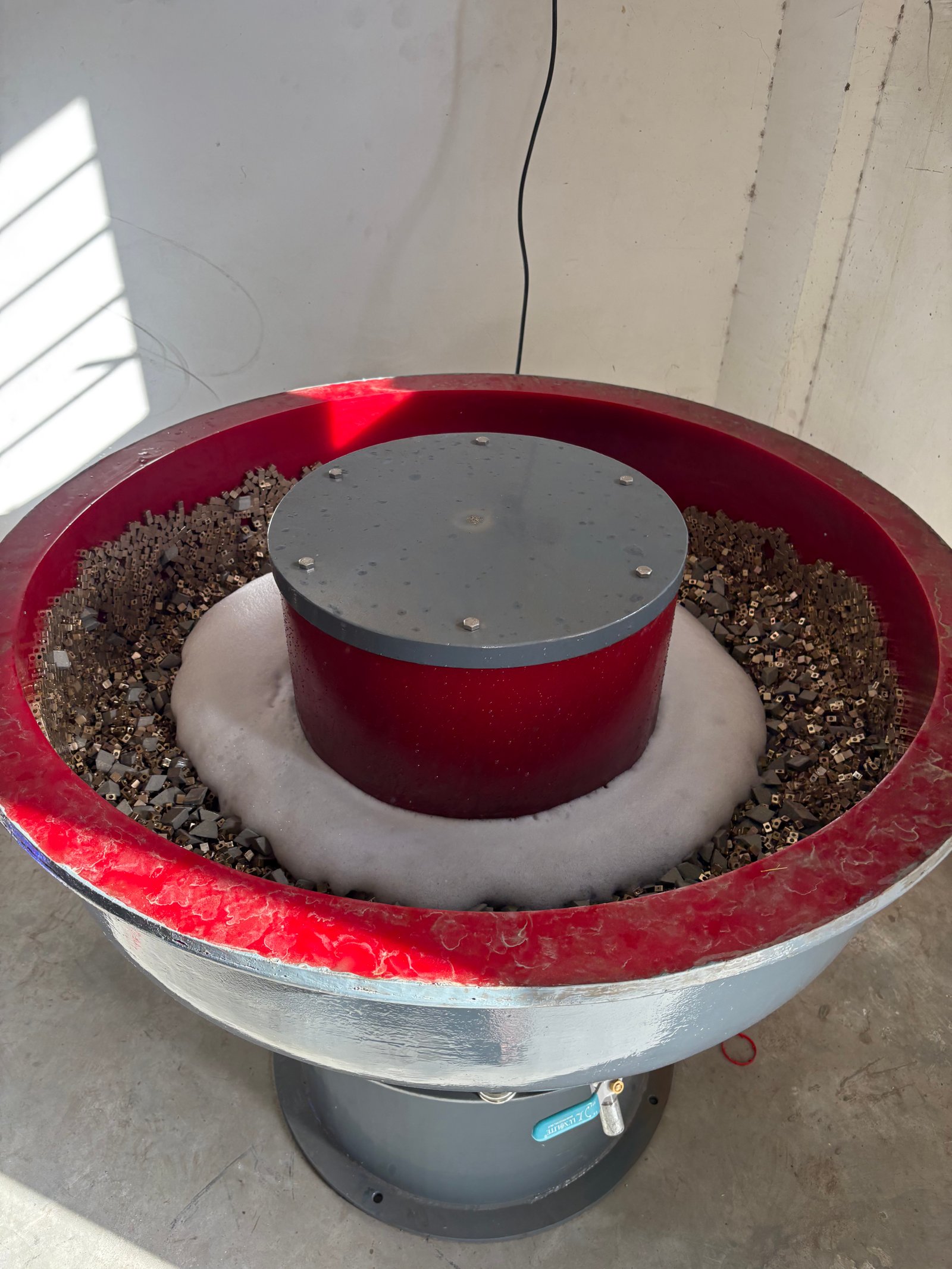 Deburring and washing machine
