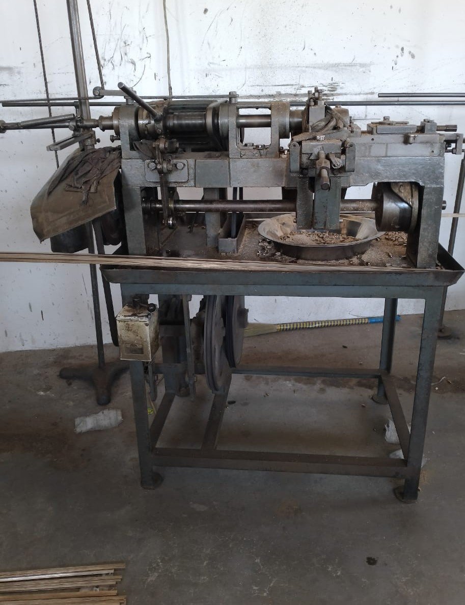 Sal cutting machine for electrical sockets and socket terminals
