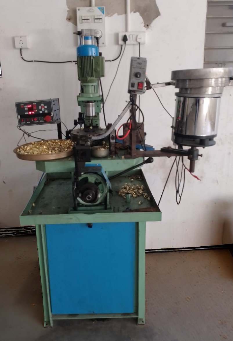 Indexing or riveting machine for electrical sockets